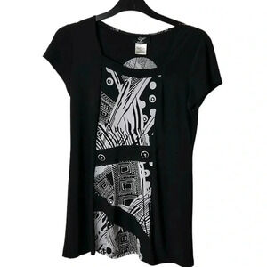 Y2K Libra ,vtg top . 
Women Medium.Black,white,abstract, embellished,square neck